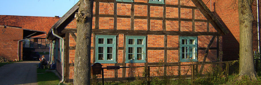 Headerbild Kontakt: Fassade eines alten Bauernhauses